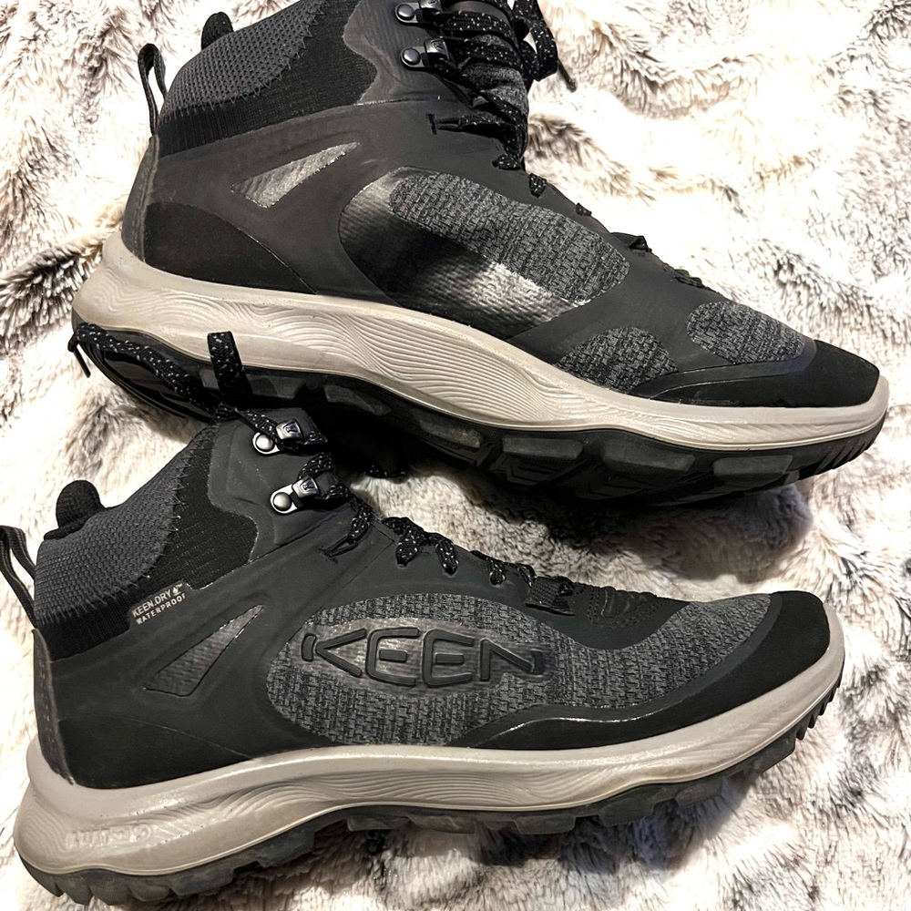 Keen Women's Black and Gray Athletic Hiking Sneakers 9